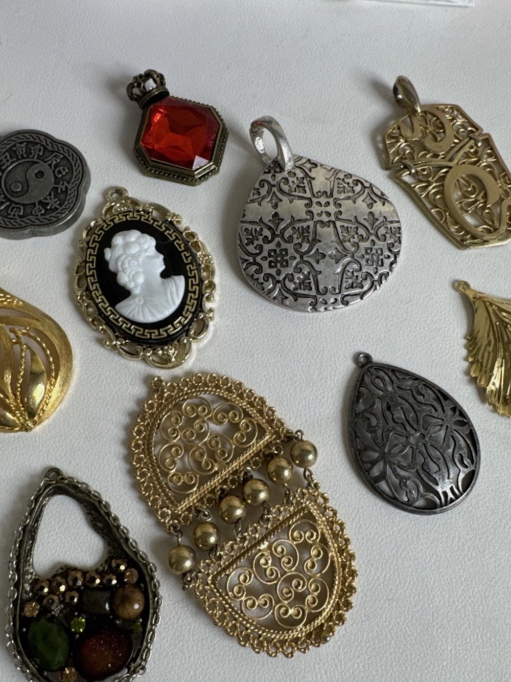 Lot Of Large Mixed Pendants - 10 Pieces - Picture 5 of 5